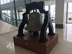 Una réplica de la Campana de la Libertad construida con ladrillos LEGO en la Terminal A Oeste