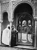 Fotografía de Mariano Bertuchi y su mujer en la Alhambra de Granada ataviados "a lo moro".