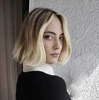 Nora Arnezeder como Chloe Tousignant.