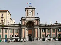 Foro Carolino (1757-1765), de Luigi Vanvitelli, ejemplo del urbanismo barroco napolitano