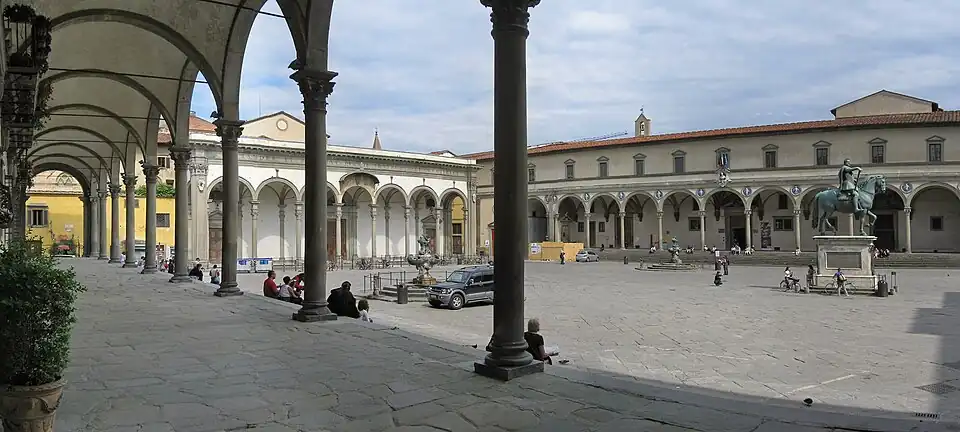 El Ospedale degli Innocenti (1419-1427) en la plaza de la Santissima Annunziata, obra de Brunelleschi completada por otros.