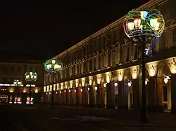 La plaza por la noche