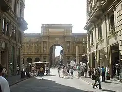 Entrada a la plaza, con la Colonna a mano derecha.