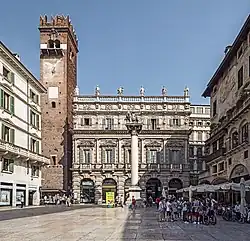 La Piazza Erbe hacia el Palazzo Maffrei