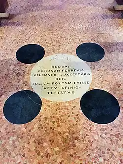 Las cinco piedras, ya mencionadas en el Honorantiae civitatis Papiae (alrededor de 1020), sobre las que se colocaba el trono durante las coronaciones.