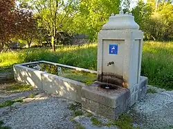 Fuente rehabilitada con pilón abrevadero