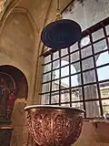 Tapa suspendida sobre la pila en la Catedral de Toledo.