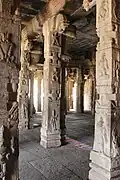 Sala de pilares en el templo de Raghunatha, Hampi