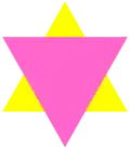 El triángulo rosa sobre el amarillo representaba a homosexuales judíos en los campos de concentración Nazi.