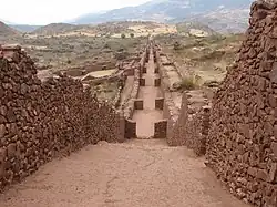 Calle de Piquillacta (cultura Huari), Perú, siglo VI al XII d. C.