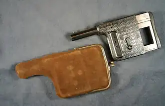 Junto a la funda en forma de monedero.