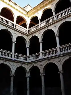 Los tres pisos de arcadas.