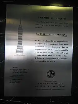 Placa conmemorativa del terremoto de 1957 en el vestíbulo de la Torre Latinoamericana, que no sufrió daños.
