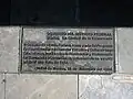 Placa de 2004 donde se consigna la colocación del monumento en su emplazamiento original.