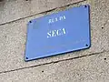 Placa de la calle A Seca con la etimología correspondiente