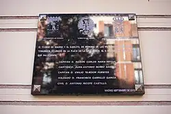 Placa en memoria de las víctimas del atentado de la Plaza de la Cruz Verde de 1992.