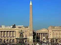 La plaza de la Concordia (París), representa muy bien cómo las plazas son espacios de poder, y cambian con éste: albergó sucesivamente una estatua de Luis XV, la guillotina revolucionaria y un obelisco traído de Luxor por Napoleón. La palabra escogida para su denominación definitiva pretendía poner fin a los enfrentamientos, y también simboliza el papel de convivencia y relación cívica que tienen las plazas.
