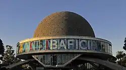 Cúpula del Planterio Galileo Galilei. Incluye un cartel que dice "15 BAFICI"