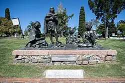 Grupo escultórico representando a los cuatro indígenas llevados a Francia