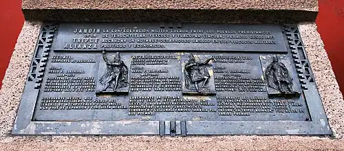 Placa en el jardín.