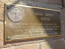 La Rhode Island Black Heritage Society actualizó una placa frente al edificio para reflejar la participación de John Brown en la trata de esclavos.