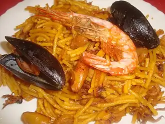 Plato típico de fideuá de pescado y marisco