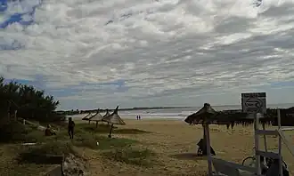 Playa destinada a actividades de surf.