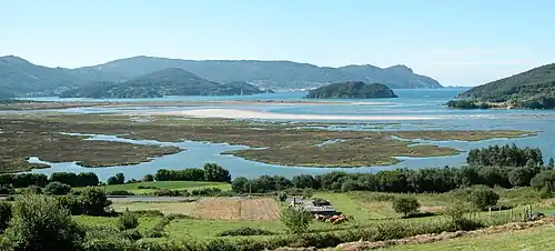 Playa de Morouzos, isla de San Vicente y desembocadura de la ría de Ladrido.