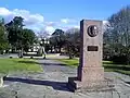 Estela a Vicente Caputti y fuente en la Plaza 4 de Octubre