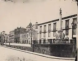 Foto de la plaza tomada entre 1890 y 1895.