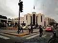 Lado sur de la plaza con la entrada principal de la Corte Superior de Justicia de Arequipa.