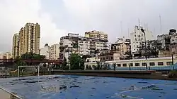 Vista de la cancha multiuso. De fondo se observan los edificios del Conjunto Acoyte.