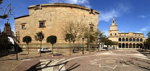 Plaza Mayor con el Arco Romano, la Iglesia de Santiago Apóstol y la Casa Consistorial