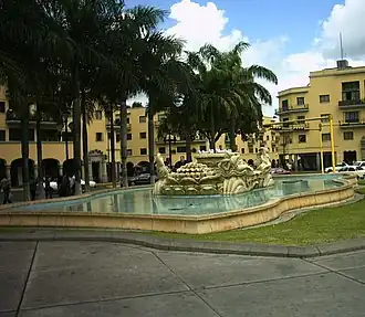 Las Toninas (1945) ubicadas en la plaza O'Leary en El Silencio, Caracas.