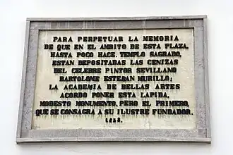 Placa en la fachada oeste en recuerdo de Murillo. El pintor fue enterrado en la antigua iglesia que ocupaba la plaza; por error la placa hace referencia a "las cenizas" de Murillo, siendo correcto decir "restos" ya que nunca fue incinerado