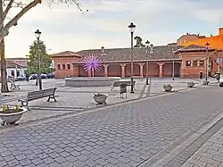 En la plaza de la Guardia Civil anteriormente denominada como plaza de los enanos, se ubica la antigua escuela de Parla