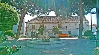 Antigua casa horno, en la plaza de la Constitución. En el centro de la plaza se ubica la fuente del pescador, obra del escultor Paco Lara