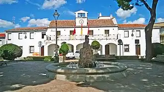 La plaza de la Constitución es la plaza más antigua e histórica del municipio parleño