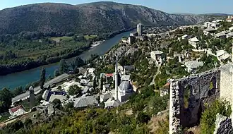Pueblo histórico de Počitelj en el Neretva en el estilo otomano mediterráneo