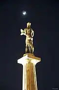 La Estatua del Pobednik por la noche con la Luna y la Osa Menor al fondo.