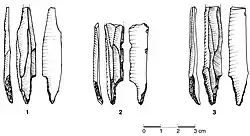 Tres ejemplos de puntas de muesca, parecidas a la encontrada en 2009.