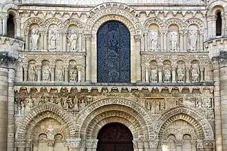 Detalle de la fachada de Notre-Dame la Grande de Poitiers (segundo cuarto del siglo XII)