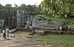 Estatua reclinada de Buda de 14 metros de largo, del templo Gal Vihara. Construido durante el reinado de Parakramabahu I (1153 - 1186).