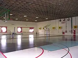 Vista interior de uno de los pabellones deportivos del edificio de gran altura