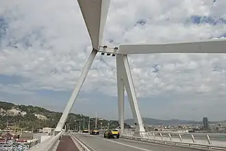 Detalle de las estructuras de acero que actúan de tirantes para aliviar los esfuerzos del tablero.