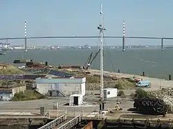 El puente visto desde el puerto.