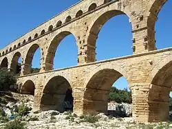Puente-acueducto romano de Pont du Gard, siglo I.