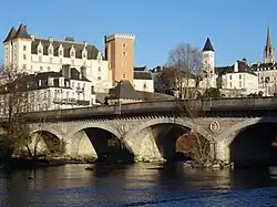 Le pont du XIV-Juillet à Pau, avec au deuxième plan le château de Pau, le Parlement de Navarre et l'église Saint-Martin.