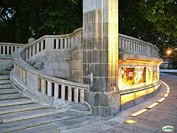 Escalinata en el acceso oeste