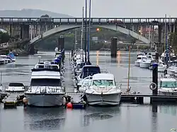 Barcos y puente de la Barca al fondo